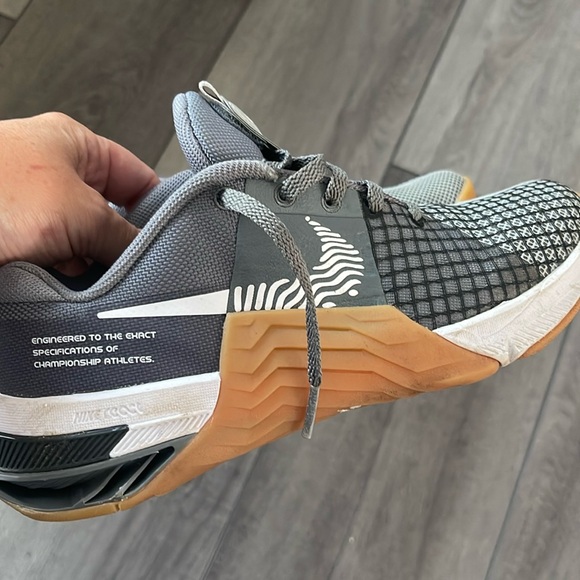 EUC kids Nike Metacon 8 sneakers. Size 4.5 - Picture 2 of 9